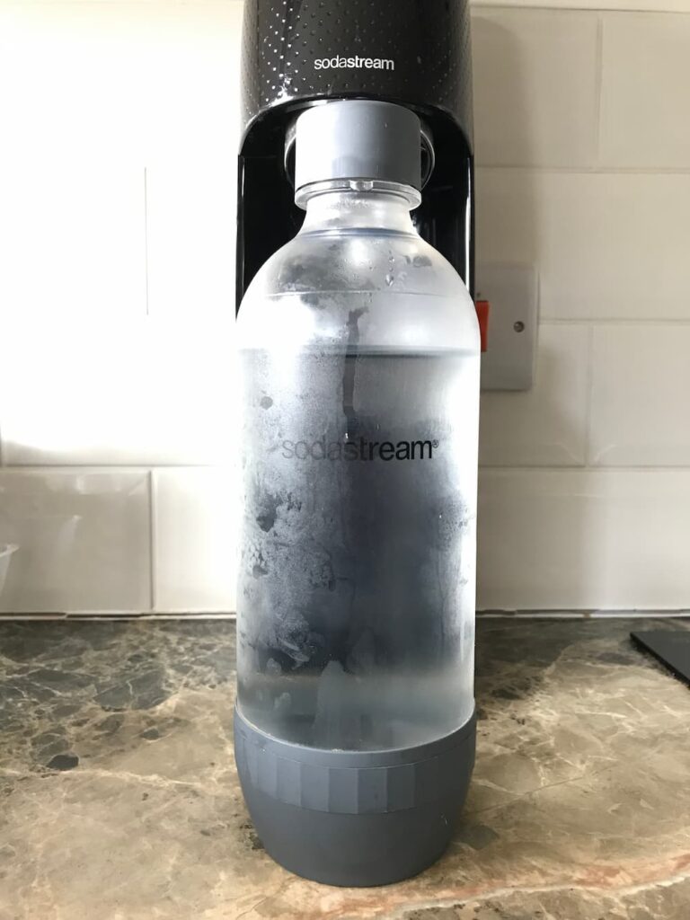 冷えたお水のボトル